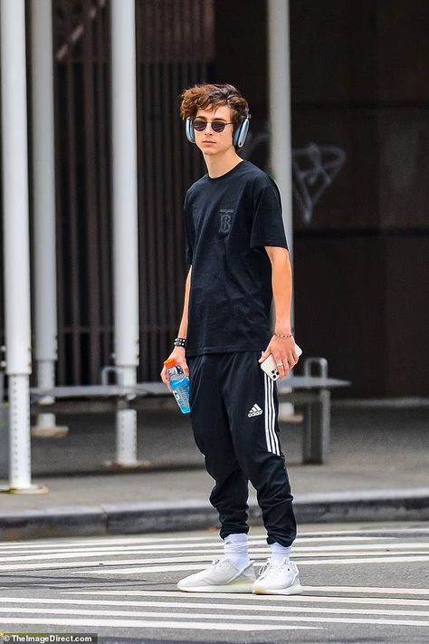 Timothee Chalamet channels his sporty side during solo outing in New York | Daily Mail Online Guys With Headphones, Timothee Chalamet Full Body Pic, It Boy, Girl With Headphones, Timmy T, Airpods Max, The Perfect Guy, Timothee Chalamet, Mens Street Style