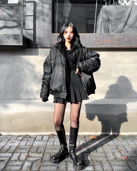 Korean Black Outfit, Paris Outfits, Tomboy Fashion, Korean Outfits, School Fashion, Aesthetic Outfits, Types Of Fashion Styles, Cute Casual Outfits, Look Fashion