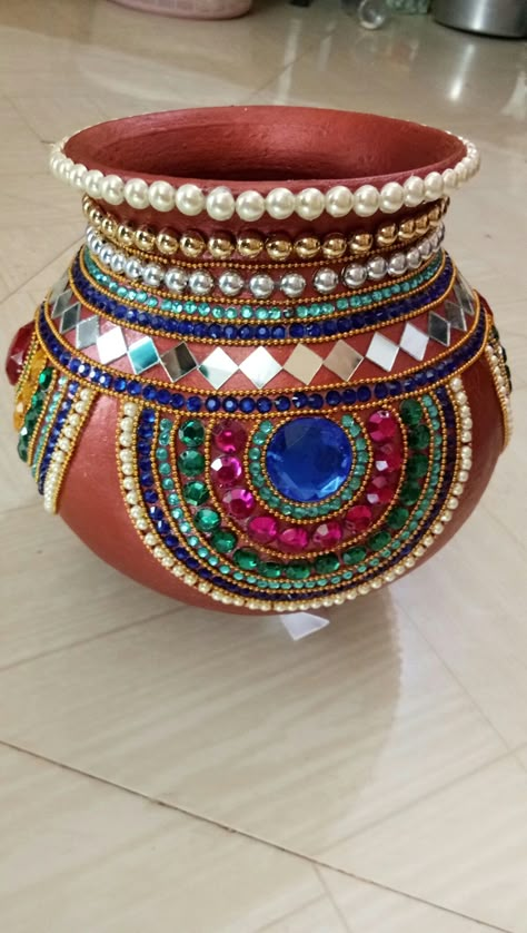 Diy Pooja kalash Garba Matki Decoration, Pooja Kalash Decoration Handmade, Kalash Decoration Pooja, Gruhpravesh Decoration, Matka Decoration Pots Wedding, Matka Decoration Pots, Kalash Decoration Ideas, Pot Decorating Ideas Indian, Matki Decoration Ideas