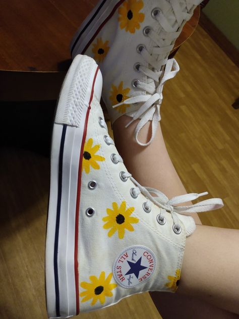 Things To Paint On Shoes Easy, Painting White Converse, Diy Converse Shoes Paint High Tops, Drawing On White Converse, White Converse Custom Ideas, White Converse Painting Ideas, Paint On Converse, Painting On Converse, Drawing On Converse Ideas