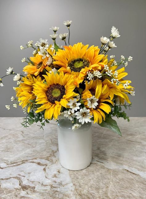 Christmas Centre Pieces, Sunflower Arrangement, Wild Daisies, Sunflower Vase, Sunflower Arrangements, Sunflowers And Daisies, Creative Flower Arrangements, Flower Arrangements Simple, Sunflower Bouquets