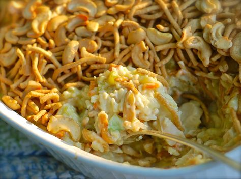 This extra creamy, delicious chow mein casserole is the perfect thing to make when you’re in a hurry and craving Chinese food! We serve ours with a little tossed green salad and egg rolls on the side! Tuna Chow Mein Casserole, Chow Mein Casserole, Chicken Phyllo, Kfc Biscuits, Layered Taco Salads, Comforting Casseroles, Hot Chicken Salads, Layered Taco, Creamy Chicken Casserole