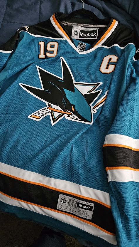 Vintage Hockey Jersey, Vintage Jersey Outfit, Hockey Jersey Outfit Mens, 2000’s Outfit, American Football Shirt, After Earth, College Jackets, Nfl Jersey, Street Style Outfits Men