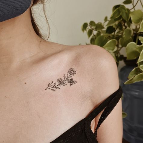 Fine Line Flower Tattoo Collarbone, Flower Tattoo Clavicle, Women’s Collarbone Tattoos, Wildflower Tattoo Collar Bone, Daisy Collarbone Tattoo, Daisy Tattoo Collar Bone, Daisy Collar Bone Tattoo, Flowers On Collar Bone Tattoo, Collarbone Floral Tattoo