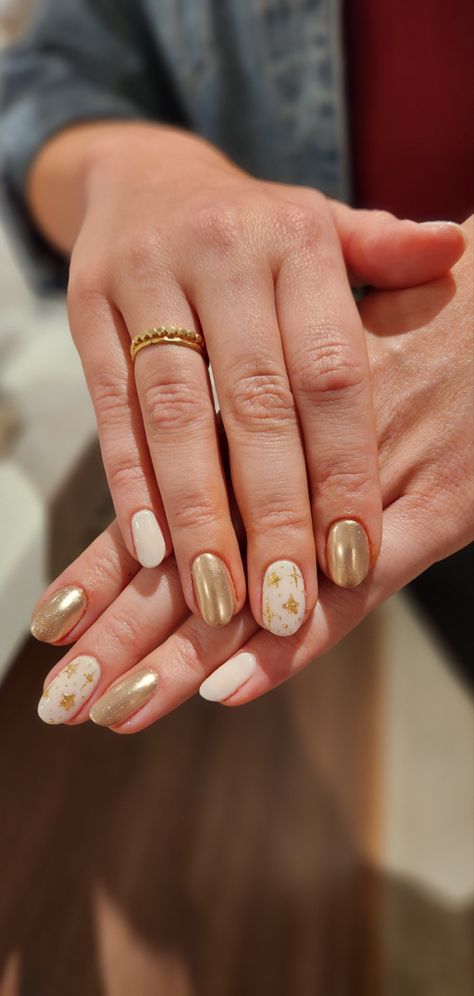 One Finger Chrome Nails, Half Gold Nails, Gold Digger Nails, Short White Nails With Gold Design, Short Gold And White Nails, Golden Wedding Nails, Gold Chrome Accent Nail, Champagne Gold Chrome Nails, Gold-accented Nail Inspiration