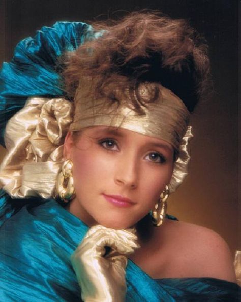 21 Horrifying Glamour Shot Fails 1980s Glamour, Celebrity Dogs, Awkward Photos, Awkward Family Photos, 80s Hair, Glamour Photo, Glamour Shots, Bad Hair, Celebrities