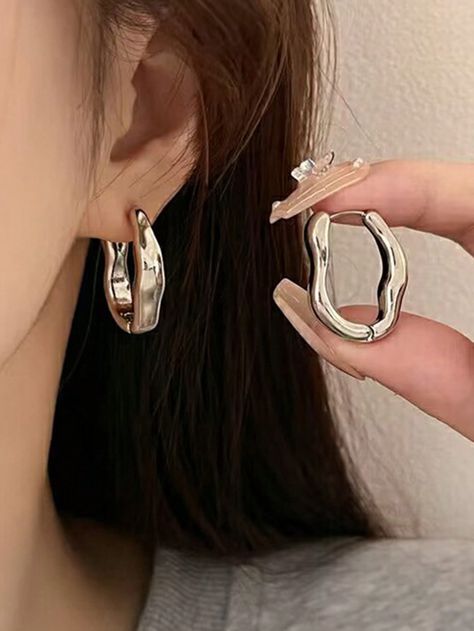 1pair Delicate Circle Earrings Suitable For Women's Daily WearI discovered amazing products on SHEIN.com, come check them out! Geometric Hoop Earrings, Korean Jewelry, Chunky Hoop Earrings, Hoop Earrings Style, Alloy Earrings, Link Earrings, Punk Jewelry, Mua Sắm, Metal Earrings