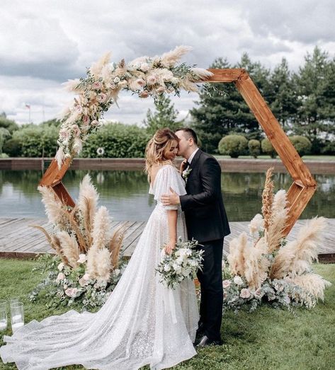 Wedding Arch Greenery, Emerald Wedding Colors, Wooden Wedding Arches, Arch Decoration, Wedding Backdrop Decorations, Arch Decoration Wedding, Emerald Wedding, Stage Decorations, Wooden Wedding