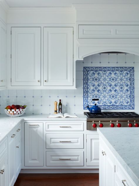 Tile Accent Wall Kitchen, Portuguese Tiles Kitchen, Unique Kitchen Tile, Portuguese Kitchen, Blue Kitchen Tiles, Blue Kitchen Walls, Blue Backsplash, Portuguese Tile, Kitchen Backsplash Designs