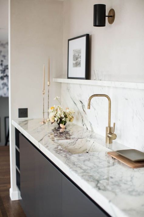 Minimalist Penthouse, Marble Bathroom Counter, Dröm Hus Planer, Marble Backsplash Kitchen, Pretty Kitchen, Classic Kitchen, Best Kitchen Designs, Marble Counter, Kitchen Marble