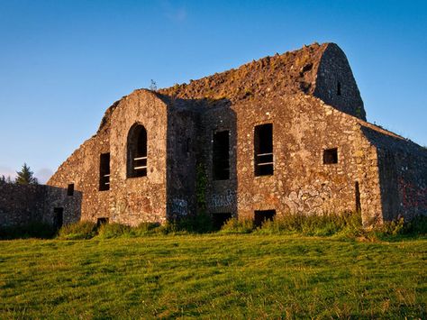 The abandoned Hell Fire Club (or Hellfire Club), atop Dublin's Monpelier Hill, was once home to sinister men who supposedly conferred with… Hell Fire Club, Creepy History, Eerie Places, William Hogarth, Hellfire Club, Hell Fire, Lombard Street, Most Haunted Places, Ghost Tour