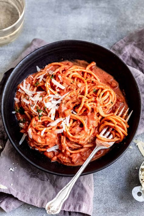 An easy rose pasta sauce that is the best of both worlds. A basic marinara sauce with added cream and cheese make it perfect for a quick and easy dinner. A homemade pasta sauce that doesn't need to be simmered for hours on the stove! Serve it with pasta or use it for lasagna or stuffed shells. Rose Pasta Sauce, Rose Spaghetti, Popular Pasta Recipes, Tomato Sauce Chicken, Rose Pasta, Sun Dried Tomato Pasta, Creamy Tomato Pasta, Lemon Chicken Pasta, Tomato Cream Sauce