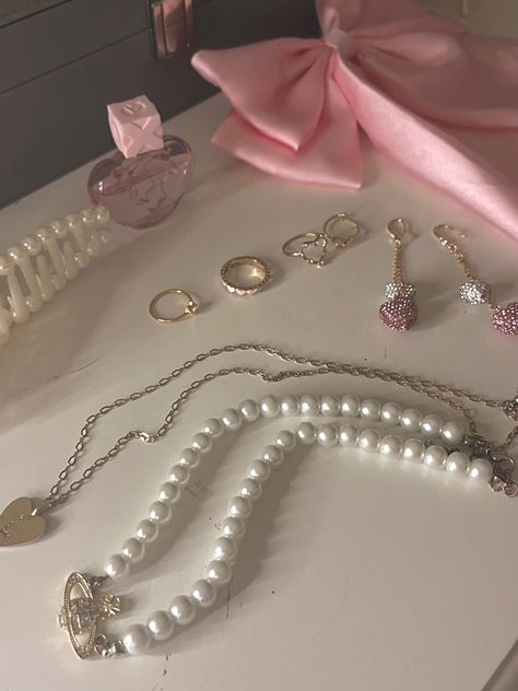 Coquette Esthetic, Coquette Accesorios, Coquette Lifestyle, Coquette Accessories, Coquette Party, Coquette Doll, Pearl Jewelery, Bag Video, Baby Pink Aesthetic