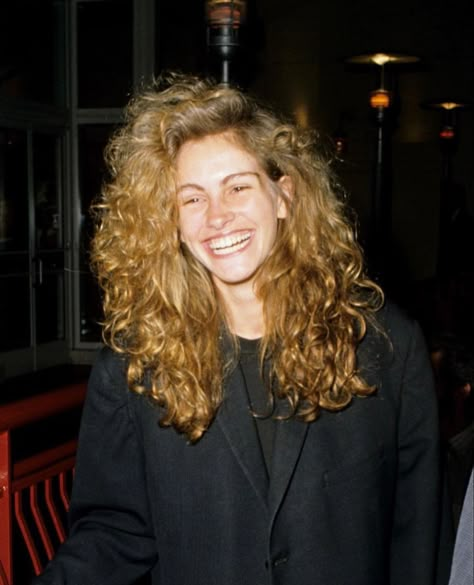 Julia Roberts Blonde, Julia Roberts Hair, Julia Roberts Style, Natural Curly Hair Cuts, Christie Brinkley, 90s Hairstyles, Hair Stylies, Curly Hair Inspiration, Demi Moore