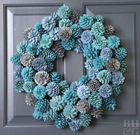 Dipingere le pigne: 14 idee fantastiche per creare piccole opere d'arte con questi elementi naturali Pine Cone Art, Diy Pinecone, Diy Ombre, Pretty Wreath, Pine Cone Decorations, Pinecone Wreath, Cones Crafts, Pine Cone Crafts, Noel Christmas