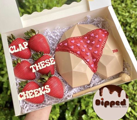 Valentine Chocolate Covered Strawberries, Dirty Valentine, Scary Cakes, Valentine Strawberries, Cake Pop Designs, Chocolate Covered Strawberries Bouquet, Adult Valentines, Diy Anniversary Gift, Aesthetic Homecoming