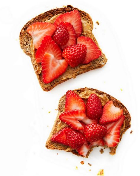 Healthy Snack: Strawberry & Peanut Butter Toast Strawberry Sandwich, Peanut Butter Toast, God Mat, Things To Eat, Lunch Snacks, Yummy In My Tummy, Almond Butter, I Love Food, Healthy Eats