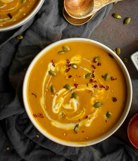 Warm up with this delicious and healthy creamy vegan pumpkin soup recipe! Made with simple ingredients, it's perfect for a cozy meal on a chilly day. Oil Free Granola, Maple Bbq Sauce, Vegan Pumpkin Soup Recipe, Soup Easy Healthy, Pumpkin Soup Easy, Chickpea Vegan, Easy Vegan Soup, Vegan Pumpkin Soup, Vegan Meatloaf