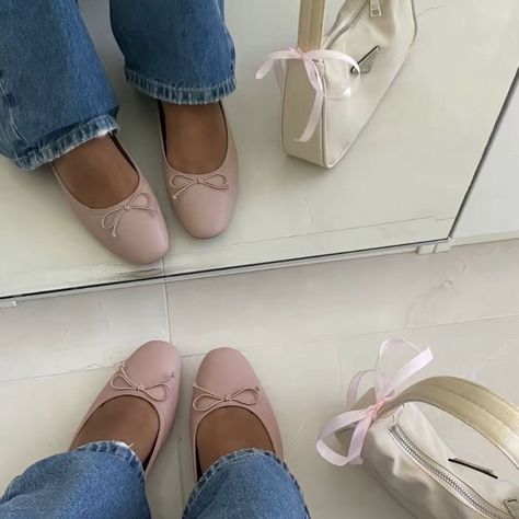 𝒮 🫧🎀 on TikTok Pink Fashion Outfits, Ballerina Flats Outfit, Ballet Flats Pink, Pink Ballet Flats, H.e.r Aesthetic, Flats Outfit, Pink Ballerina, Ballerina Shoes, Clean Girl