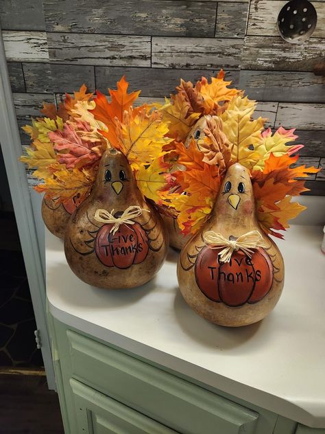 Gords Crafts Ideas, Holly Painting, Thanksgiving Gourds, Pumpkin Gourds, Gourd Painting, Snowman Gourds, Dried Gourds, Cricut Patterns, Fall Gourds