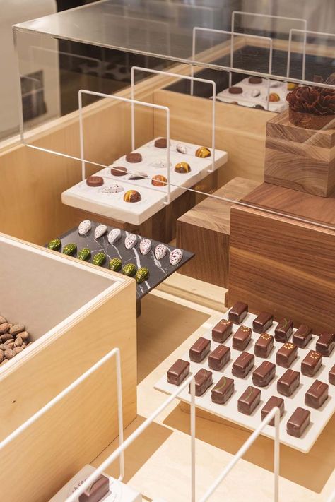 Chocolate Store Design, Chocolate Boutique, Boutique Hotels Design, Chocolate Stores, Chocolate Photos, Bar Design Awards, Jewelry Store Design, Chocolate Design, Dessert Shop