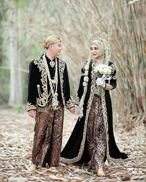 Pengantin Jawa Hijab, Nikah Adat Jawa, Dress Pengantin, Wedding Dress Hijab, Wedding Attire For Women, Muslim Wedding Gown, Casual Bridal Dress, Javanese Wedding, Undangan Digital