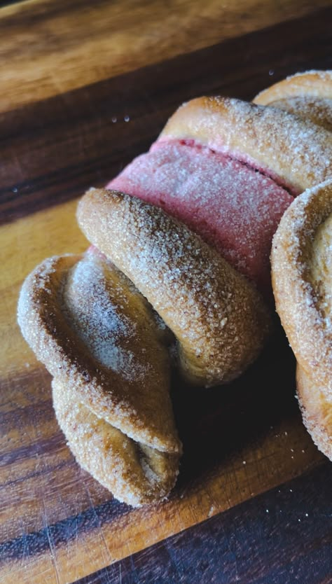 Cuernos de Canela - Jessica Dee Vegan Pan Dulce, Mexican Sweet Bread Recipes Pan Dulce, Pan Dulce Recipe, Mexican Bread Recipes, Mexican Breads, Mexican Baking, Mexican Pastry, Biscuit Cinnamon Rolls, Mexican Pan Dulce