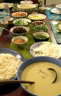 Khao Suey Recipe, Khow Suey Recipe, Khao Suey, Vegetarian Recepies, Burmese Food, Food Indian, Veg Soup, Foreign Food, Veg Dishes