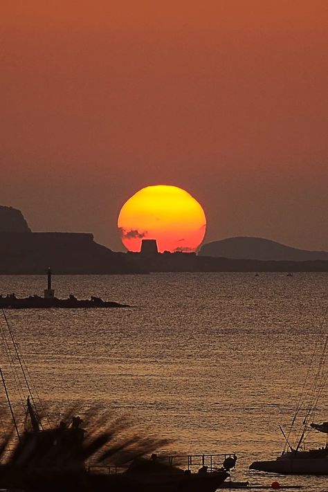 Sunset Boat Trip in Ibiza: The Ultimate Experience - Repeat Ibiza Sunset Restaurant, Ibiza Sunset, Sunrise Yoga, Ibiza Beach, Wheelchair Friendly, Ibiza Outfits, Float Your Boat, Beach Cruise, Boat Trip