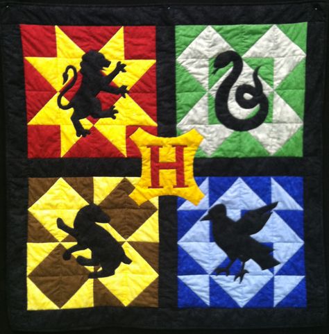 Harry Potter quilt! Hogwarts Quilt, Harry Potter Quilt, Fun Quilts, Harry Potter Fabric, Stile Harry Potter, Harry Potter Nursery, Festa Harry Potter, Theme Harry Potter, Harry Potter Baby