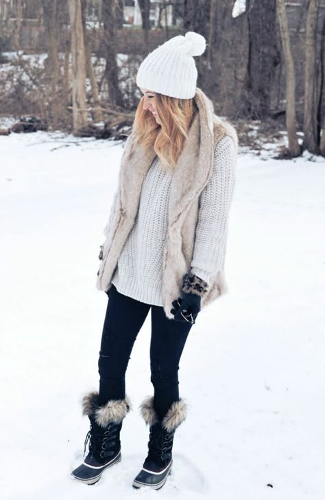 Winter Fashion Cold, Snow Day Outfit, Winter Mode Outfits, Black Snow Boots, Winter Outfits Cold, Snow Outfit, Cute Winter Outfits, Oversized Knitted Sweaters, Cold Weather Outfits