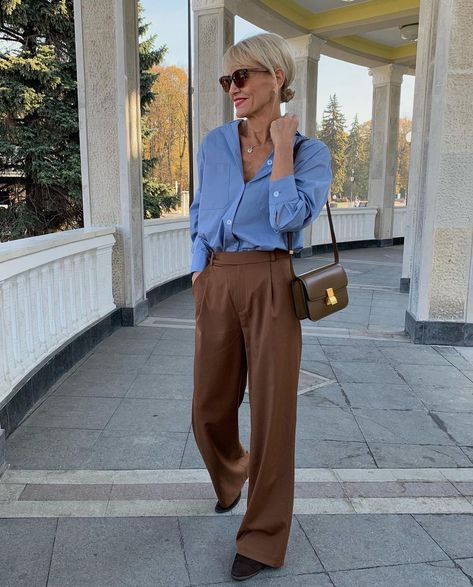 Outfits Pantalon Marron, Camel And Blue Outfit, Blue Shirt Brown Pants, Chic Outfits Edgy, Wide Leg Trousers Outfit, Slacks Outfit, Brown Pants Outfit, Camel Outfit, Blue Shirt Women