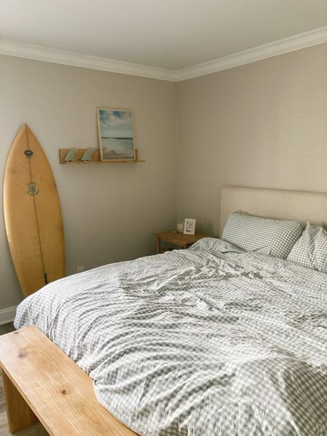 Aussie Beach Girl Room, Summer Bedroom Inspo, Tropical Room Ideas Bedroom, Beach Aesthetic Room Decor, Bedroom Ideas Beachy, Beach Girl Room, Surfer Room Decor, Summer Bedrooms, Surfer Girl Room