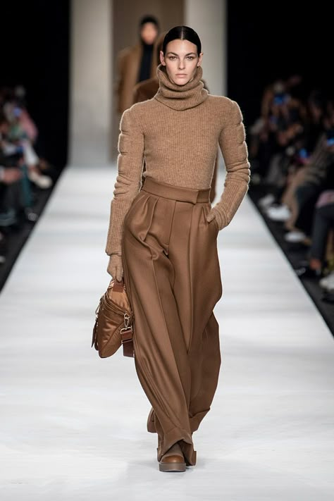 2022 Runway, Winter 22, Winter 23, Knitwear Fashion, Fashion Now, Winter Trends, Camel Color, 가을 패션, Winter 2022