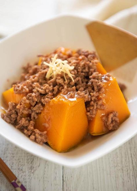 With gravy mince poured over the steamed pumpkin, Steamed Pumpkin with Beef Mince Sauce is so filling that you could make it a main dish. Simmered Pumpkin is a popular Japanese side dish among the pumpkin recipes, but today’s dish is also popular. Steamed Pumpkin, Steam Pumpkin, Japanese Side Dish, Pumpkin Vegetable, Boiled Vegetables, Steam Recipes, Recipe Tin, Steamed Vegetables, Fall Food