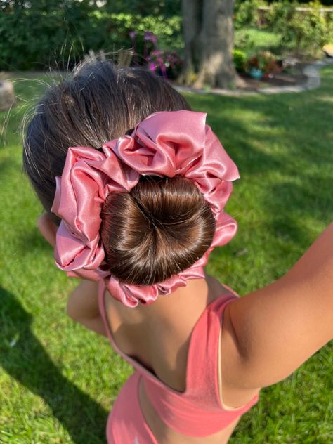 Big Scrunchie Bun, Scrunchy Business, Fabric For Scrunchies, Hair Scrunchie Hairstyles, Bun With Scrunchie, Hairstyles With Scrunchies, African Print Skirt Ankara Styles, Ballet Buns, Scrunchie Business