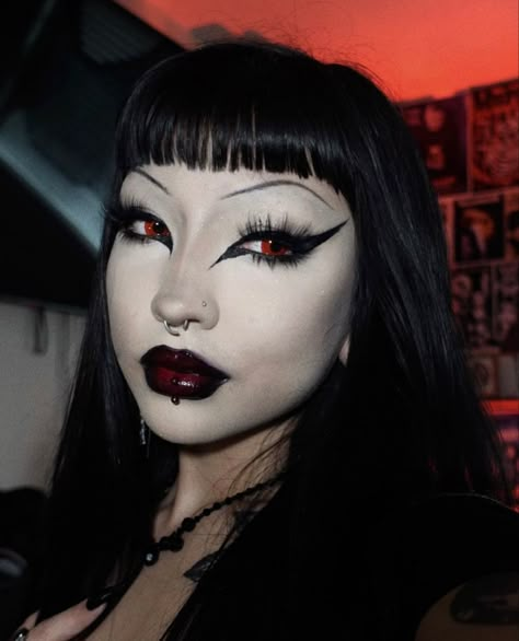 Metalhead Makeup, Gothic Icon, Goth Mommy, Maquillage Goth, Edgy Makeup Looks, Goth Makeup Looks, Trad Goth Makeup, Goth Makeup Tutorial, Goth Eye Makeup