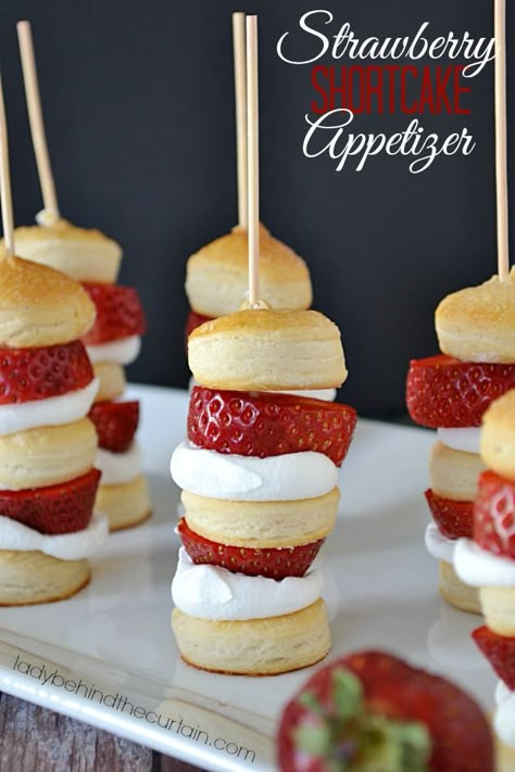 Serve the unexpected with this Strawberry Shortcake Appetizer!  Planning a party and only serving appetizers?  Most guests will expect the appetizers to be Strawberry Shortcake Kabobs, Dessert Strawberry, Sandwich Bar, Fingerfood Party, Super Party, Food Party, Ideas Food, Food Dessert, Fun Kids Food