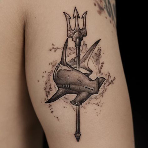 𝘚𝘵𝘳𝘦𝘯𝘨𝘵𝘩 𝘢𝘯𝘥 𝘍𝘳𝘦𝘦𝘥𝘰𝘮 - This powerful tattoo juxtaposes a shark, symbolizing strength and determination, with a trident, an emblem of authority and control. - 𝗩𝗜𝗖𝗘𝗡𝗧𝗘𝗥 𝗧𝗔𝗧𝗧𝗢𝗢 𝗦𝗧𝗨𝗗𝗜𝗢 12C/3 Nguyen Thi Minh Khai, P. Da Kao, Q.1, TP.HCM, Vietnam #banhdonuttattoo #saigonvicenteam #blackworktattoo #sharktattoo Tattoo Shark, Powerful Tattoo, Ink Master Tattoos, Hammerhead Shark Tattoo, Trident Tattoo, Shark Tattoo, Shark Tattoos, Ink Master, Waves Tattoo