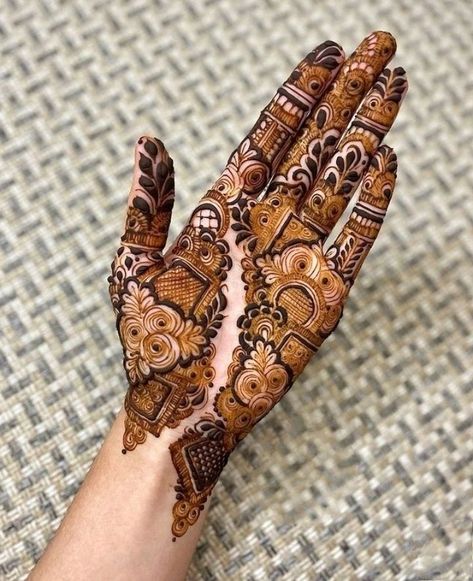 Mehndi Art Designs Front Aesthetic, Back Hand Design Mehndi Simple, Mahendiii Design Front Hand, Mahendiii Design, Front Mehndi Designs, Short Mehndi Design, Front Mehndi Design, Hand Mehndi Design, Tattoo Henna