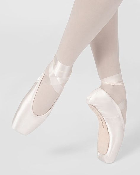 White Ballet Pointe Shoes, Ballet Shoes White, White Pointe Shoes, White Ballet Slippers, White Ballet Shoes, Beginner Ballet, Ballet Gif, Shoes Png, Ballet Pointe Shoes