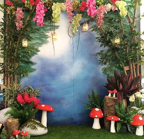 Tinkerbell theme photo booth Fairy Land Birthday Theme, Enchanted Forest Ideas, Alice In Wonderland Photo Booth, Tinkerbell Theme, Enchanted Forest Prom, Enchanted Forest Birthday, Woodland Fairy Party, Enchanted Forest Party, Enchanted Forest Theme