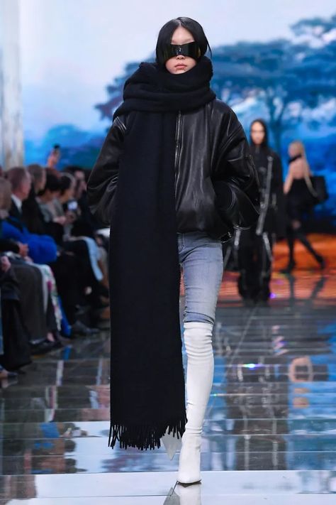 Balenciaga Fall 2024 Ready-to-Wear Runway, Fashion Show & Collection Review [PHOTOS] Balenciaga Runway, Types Of Jeans, Balenciaga Women, Mood Board Fashion, Jeans For Women, Fashion Show Collection, Kate Moss, Winter 2024, Fall 2024