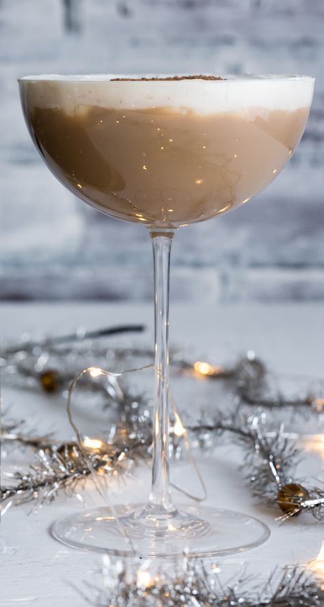 Christmas Coffee Rum Cocktail www.pineappleandcoconut.com #Drinkmas Italian Christmas Cocktails, Rum Cocktails Winter, Coffee Rum Cocktails, Drinks Nonalcoholic Easy, Winter Beverages, Umbrella Drinks, Holiday Cocktails Christmas, Christmas Cocktails Easy, Snowy Pinecone