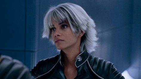 Halle Berry’s new hairstyle has sparked rumors of the X-Men actress reprising her role as Storm in the MCU. Storm Hair Xmen, Xmen Powers, Storm Xmen Comic, Storm Powers, Halle Berry Storm, Storm Hair, Xmen Storm, Storm Xmen, Storm Marvel