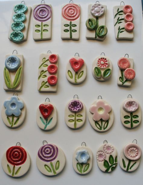 Layered Floral Porcelain Pendats Polymer Clay Kunst, Clay Ornaments, Clay Art Projects, Fimo Clay, Porcelain Clay, Polymer Clay Projects, Diy Clay Crafts, Paper Clay, Polymer Clay Art