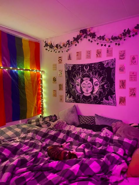 aesthetic room decoration Retro Indie Room, Lgbtq Bedroom, Gay Room Aesthetic, Lgbtq Room Ideas, Room Aesthetic Retro, Gay Bedroom, Gay Room, 80s Room Aesthetic, Room Aesthetic Decor