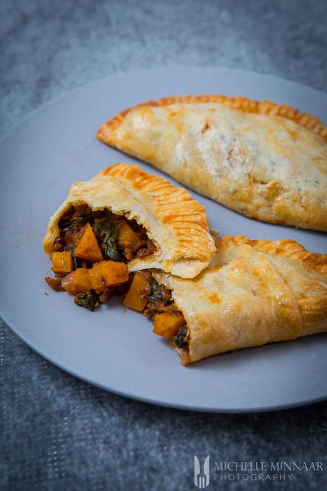 Making vegetarian Cornish pasties is a fun and easy task. Even a non-baker can prepare this recipe. Traditionally, Cornish pasties are made with a filling of beef, potatoes, onions and swede. These vegetarian Cornish pasties have a filling made with lentils, butternut, garlic, spinach, white wine vinegar and more. Good Vegetarian Meals, Vegetarian Pasties, Cornish Recipes, Vegetarian Pastries, Vegetable Pasties, Cornish Pasty, Vegetarian Starters, Food Authentic, Pasties Recipes