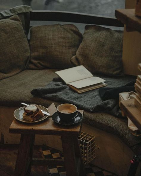 Reading A Book Aesthetic, Two Cups Of Tea, Travel Edinburgh, Fall Living Room Decor Ideas, Fall Living Room Ideas, Living Room Table Decor, Cosy Reading, Room Table Decor, Living Room Aesthetic