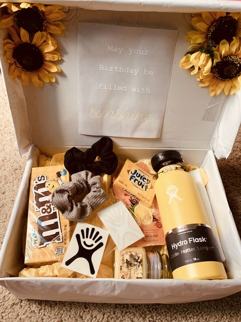 DIY yellow sunshine box birthday gift Quick Birthday Gifts, Sunshine Box, Hadiah Valentine, Aesthetic Gifts, Săpunuri Handmade, Birthday Presents For Friends, Diy Best Friend Gifts, Gifts For Best Friend, Birthday Basket